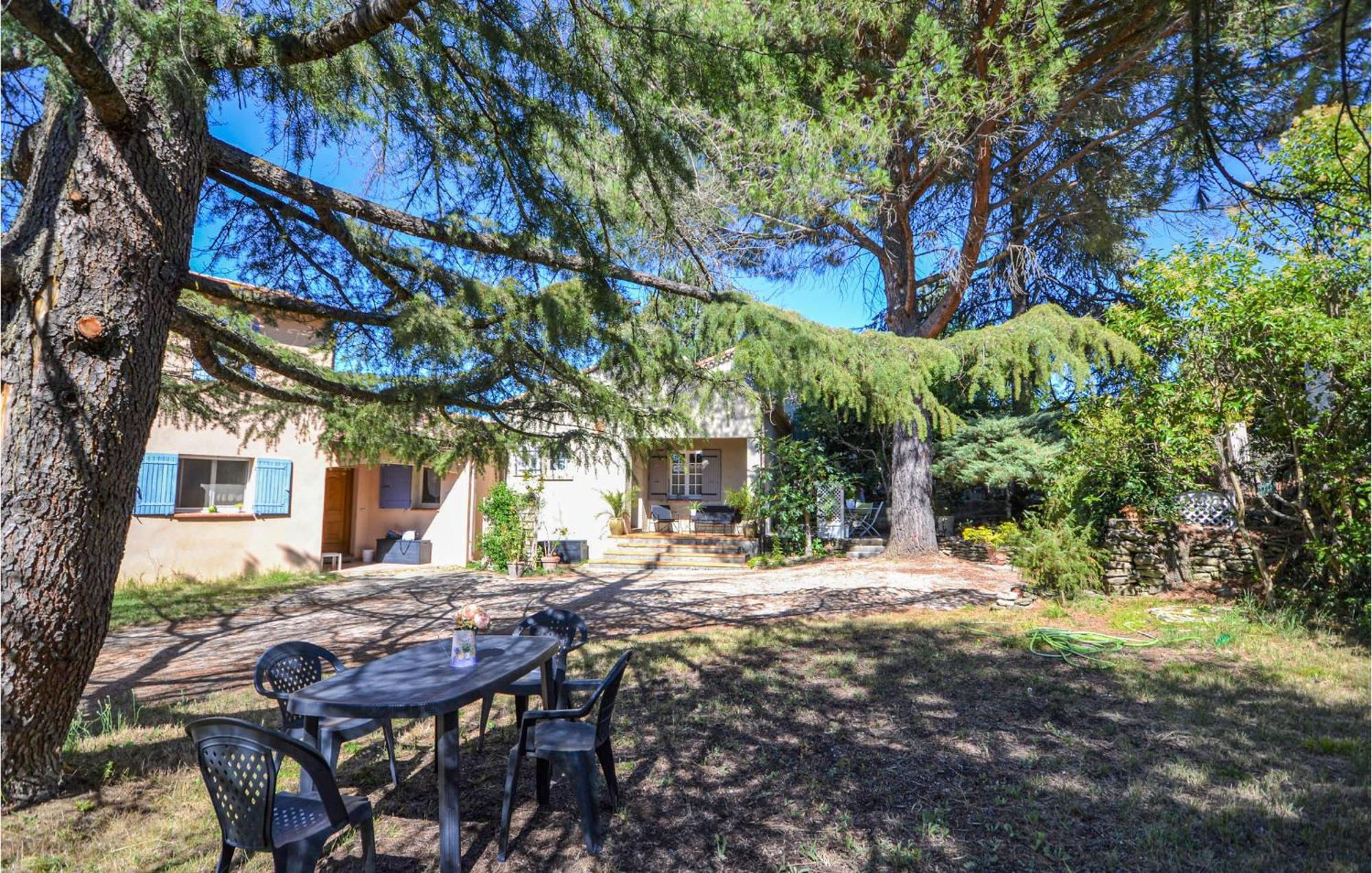 1 Bedroom Pet Friendly Home In Entrechaux Room photo